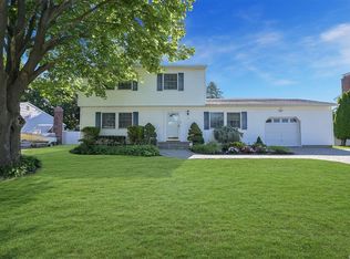 15 Naybor Ave, Medford, NY 11763