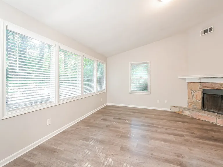 2570 Broadmoor Ct — Photo 9