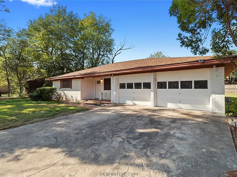 1105 Holleman Dr — Photo 1