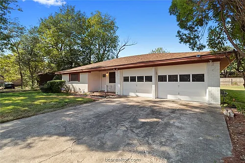 1105 Holleman Dr Photo 1
