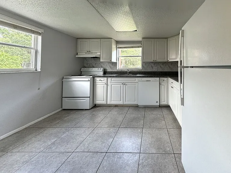 4725 39th Ave N #101 — Photo 4