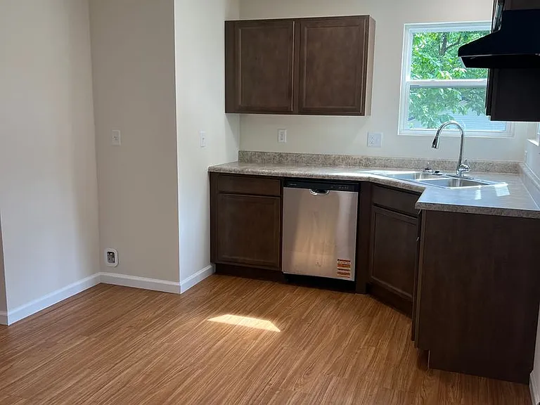 476 London Ct — Photo 6