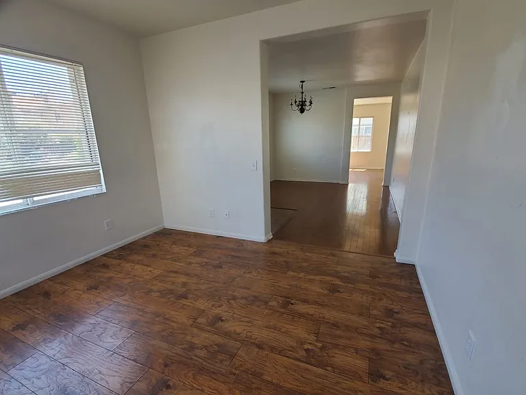 453 Cornwall Gln — Photo 3