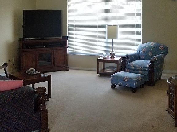 4th image of 229 Deerwood Cir W