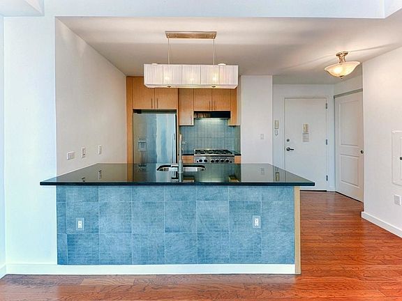 4th image of 5-49 Borden Ave #9B