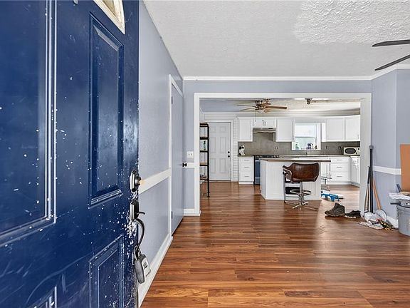 3rd image of 712 W 5th Hwy