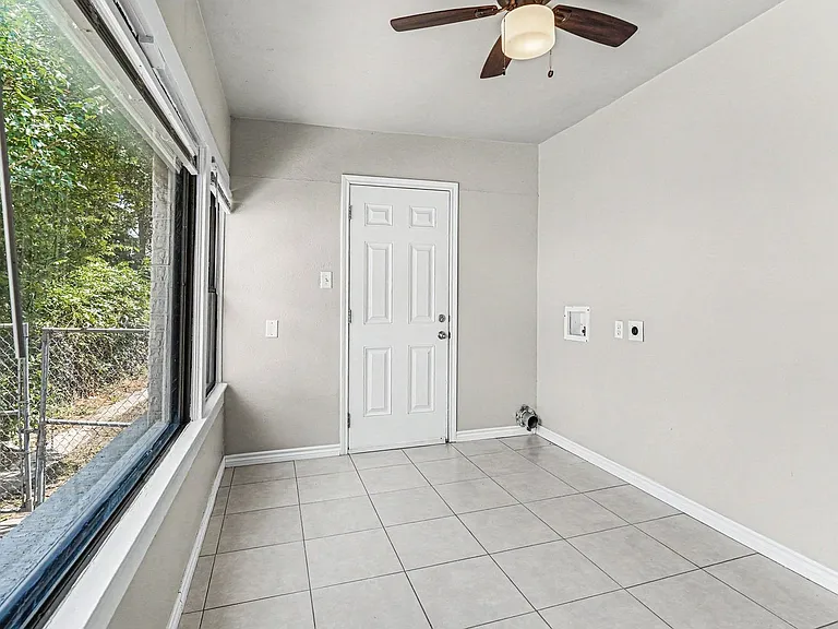 1108 E Robert St — Photo 12