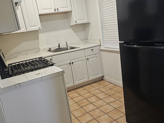3rd image of 902 Aurelia Dr