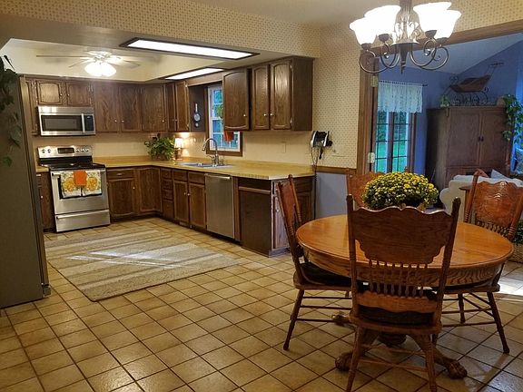 Lrg kitch, dining open to 4season sunrm