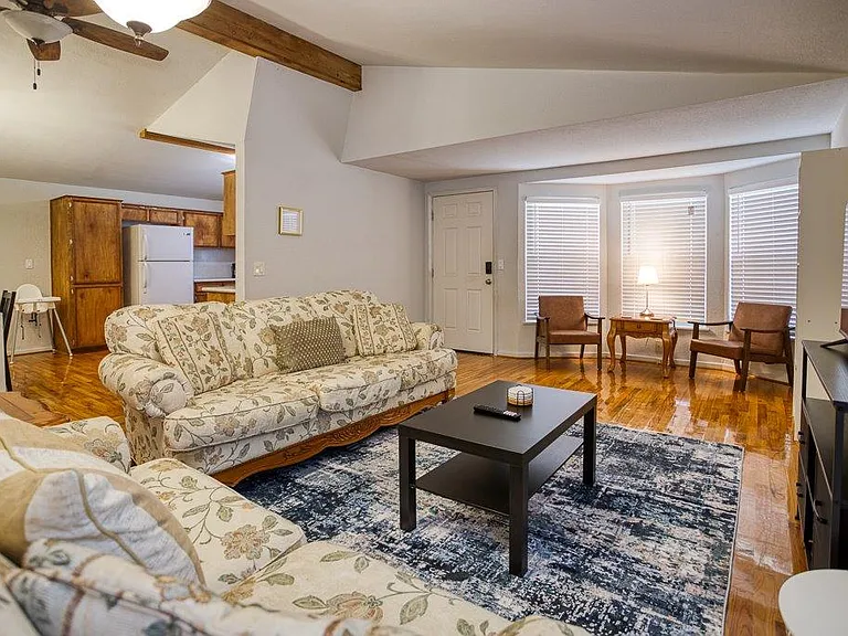805 Ester Dr — Photo 3