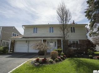 2052 Blanche Ln, Merrick, NY 11566