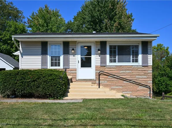 1021 Stratford St, Barberton, OH 44203