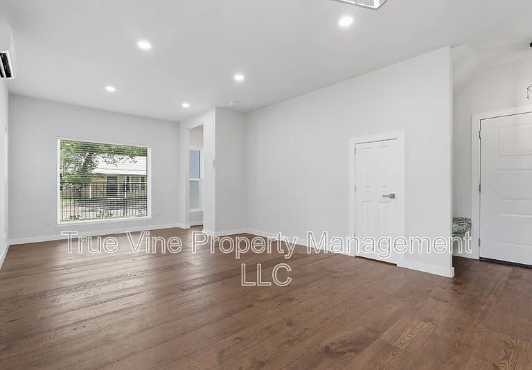 216 E Fest St — Photo 14