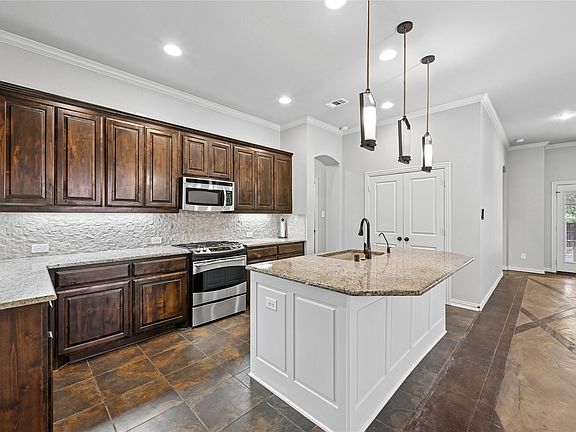 4th image of 6918 Belteau Ln
