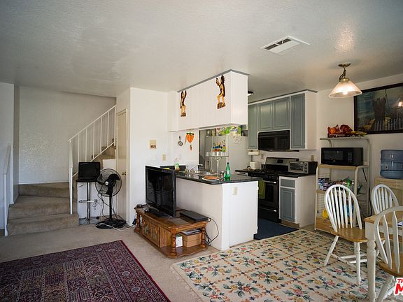 2nd image of 152 S Gramercy Pl #17
