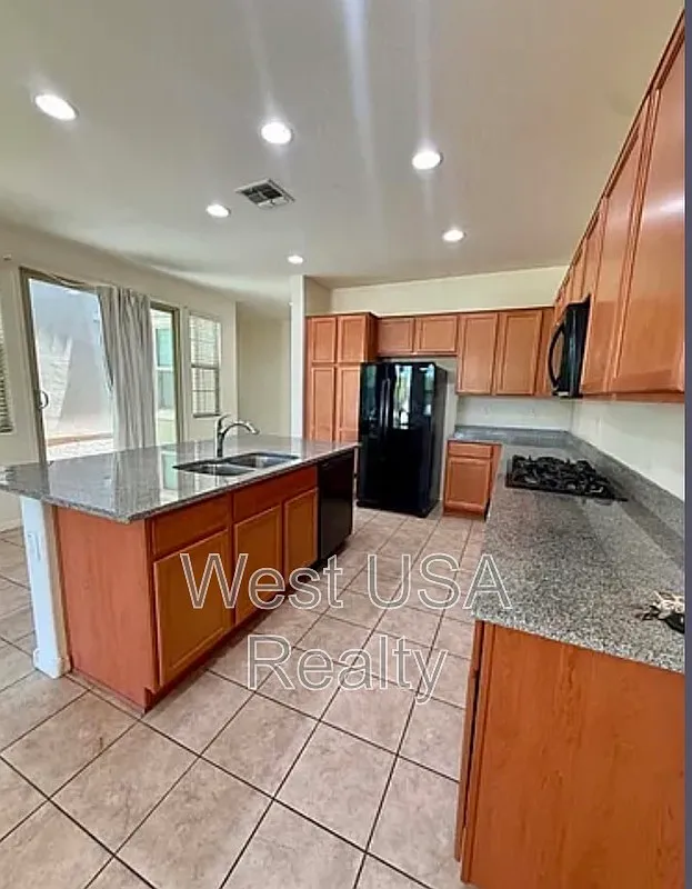 3 bed, 2.5 bath, 1944 sqft, $2,125 — Photo 2