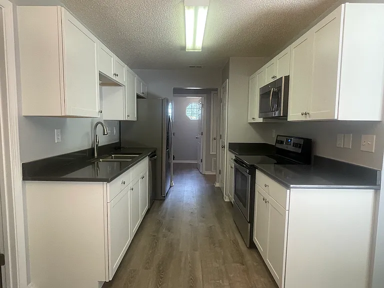 212 Lustan Dr — Photo 3