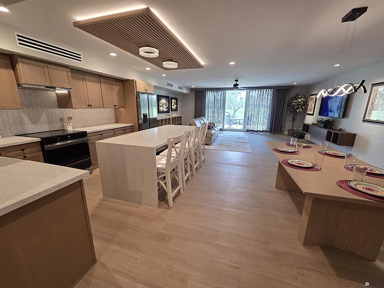1440 E Laguna Pl — Photo 2