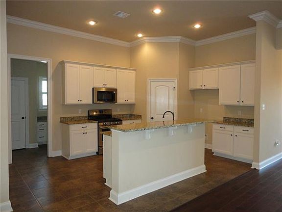 4th image of 2289 Darlene Dr