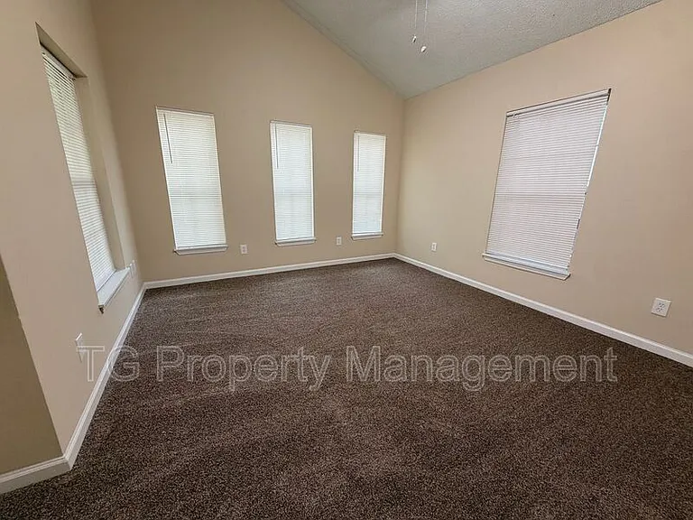 747 Broxton St — Photo 5