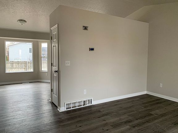 2nd image of 801 Lakeview