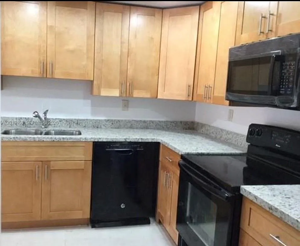 Building Photo - 6950 Miami Gardens Dr #2211