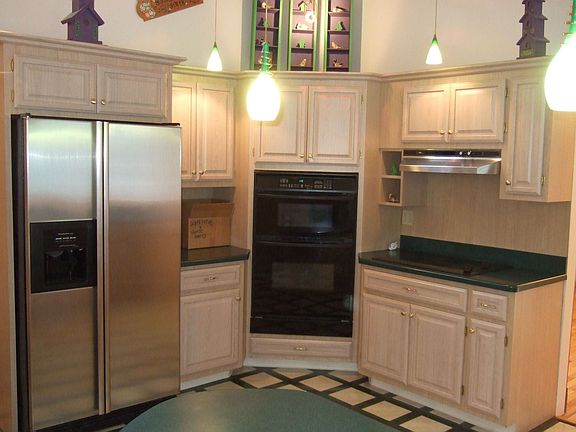 Kitchen With Situp Counter & Stainless Steel Appliances