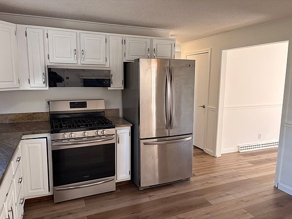 5th image of 65 Surrey Ln