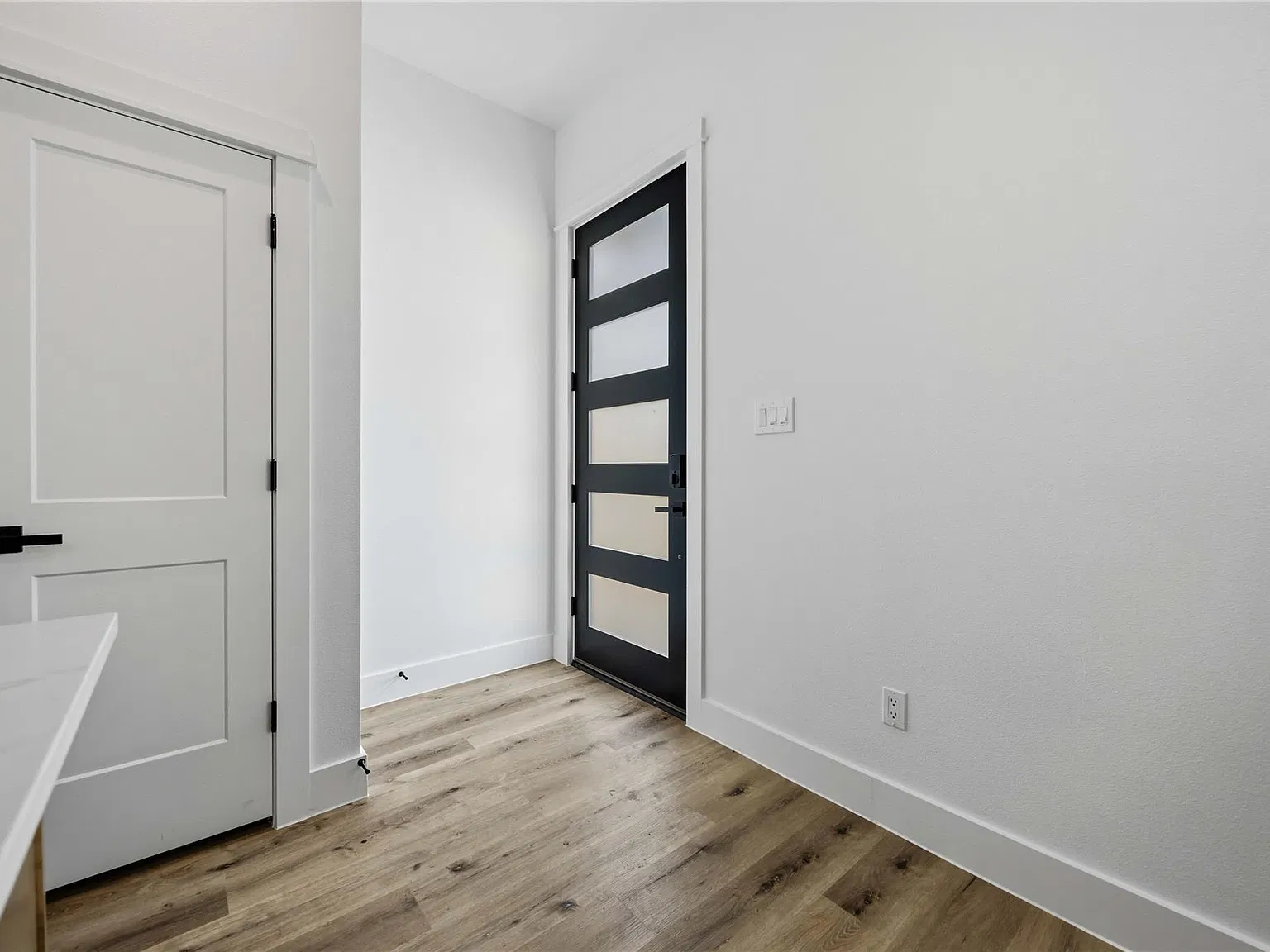 3 bed, 2.0 bath, 1221 sqft, $2,000 — Photo 3