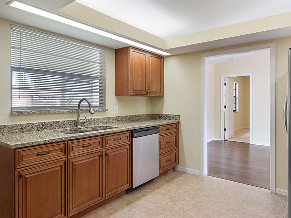 5th image of 729 SE Floresta Drive