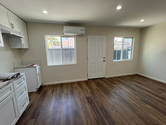 4th image of 10944 Hickory St #1/2
