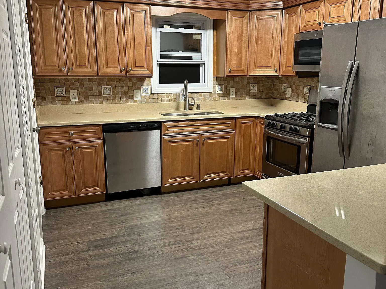 3 bed, 1.5 bath, 1100 sqft, $3,000 — Photo 1