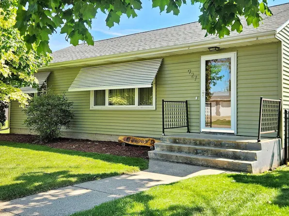 927 1st St SW, Waverly, IA 50677