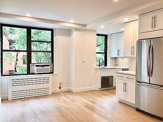 1st image of 160 E 48th St APT 3Q