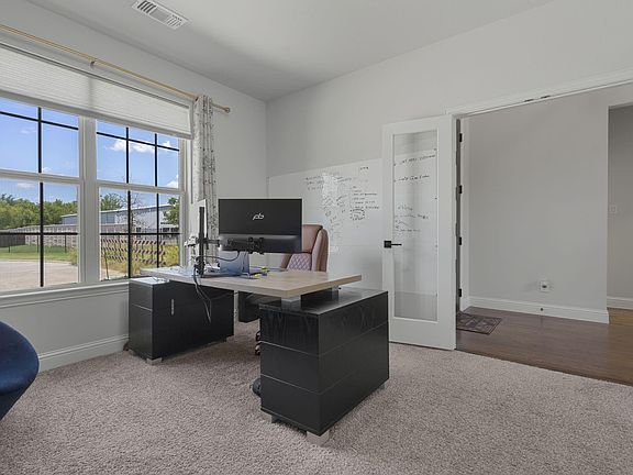 5th image of 913 Gingham St