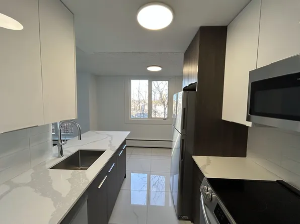 Qute Place, 10220 115th St NW, Edmonton, AB T5K 1T8