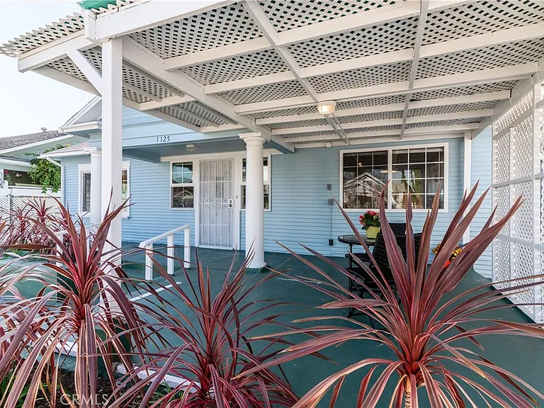 1125 N Heliotrope Dr — Photo 38