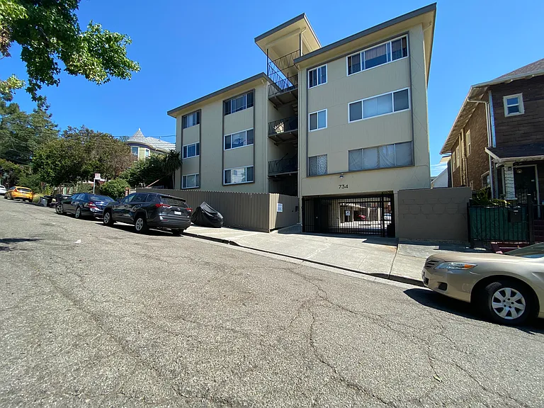 734 E 20th St #7 — Photo 11