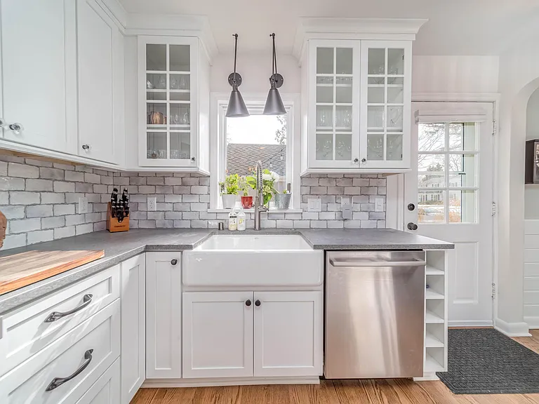 5170 N Bay Ridge Ave — Photo 4