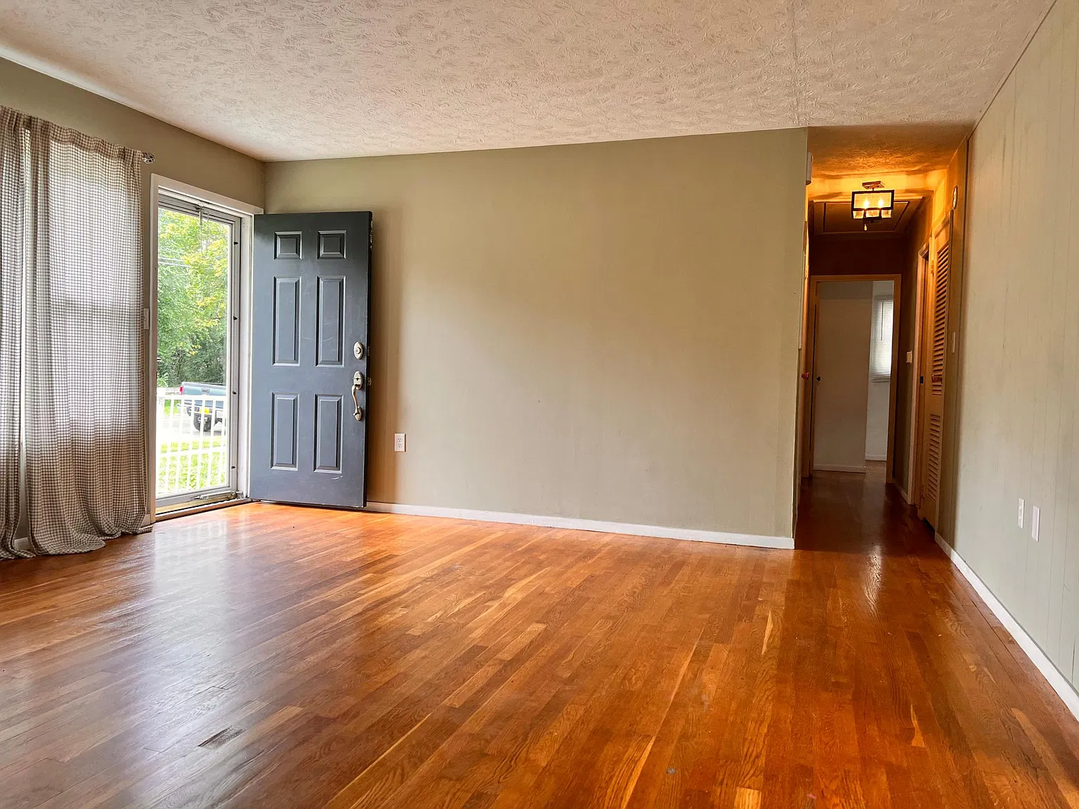 3 bed, 1025 sqft, $1,800 — Photo 2