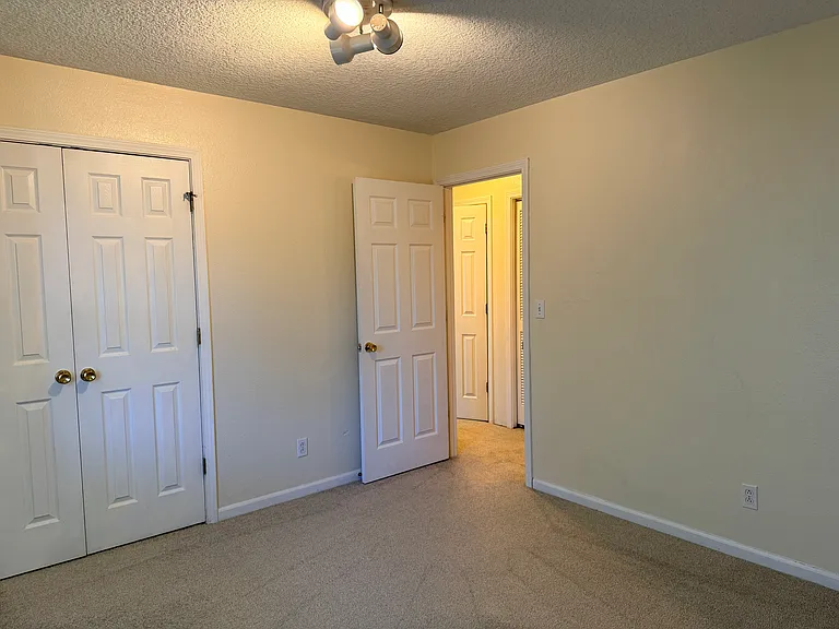 504 W Dodson St — Photo 6