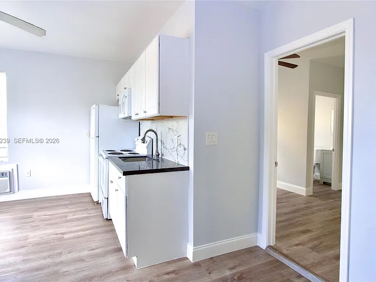 1142 SW 4th St #15 — Photo 3