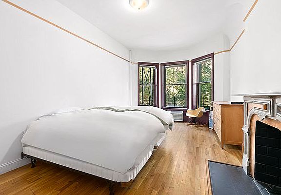 4th image of 46 W 69th St APT 6