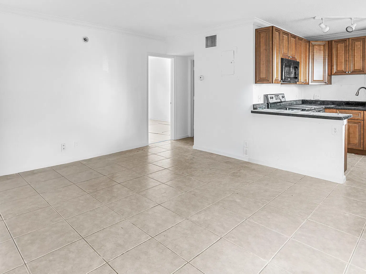2 bed, 1.0 bath, 630 sqft, $1,900 — Photo 4
