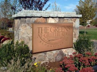 47 Carnoustie Cir #83, Middlebury, CT 06002