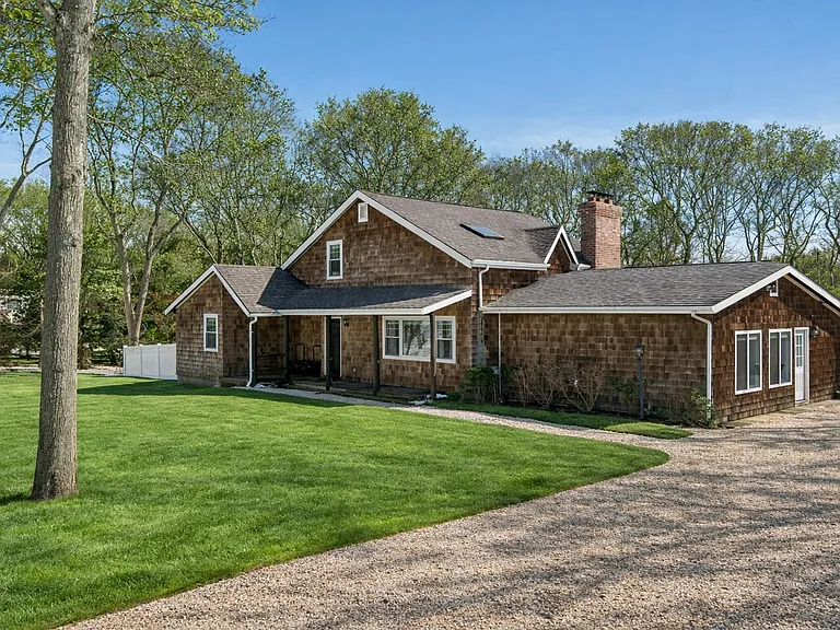 4 Stuart Ct — Photo 1