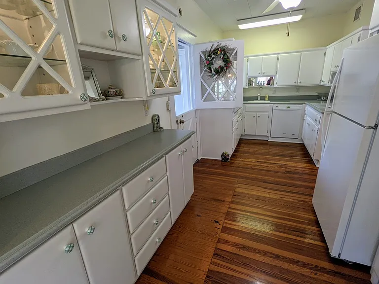 1121 Victoria Dr — Photo 20