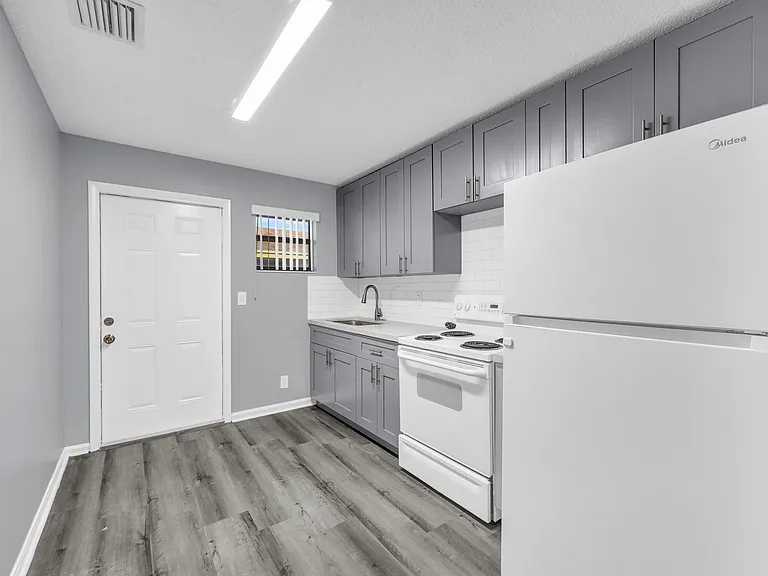 1565 W 28th St #A — Photo 18