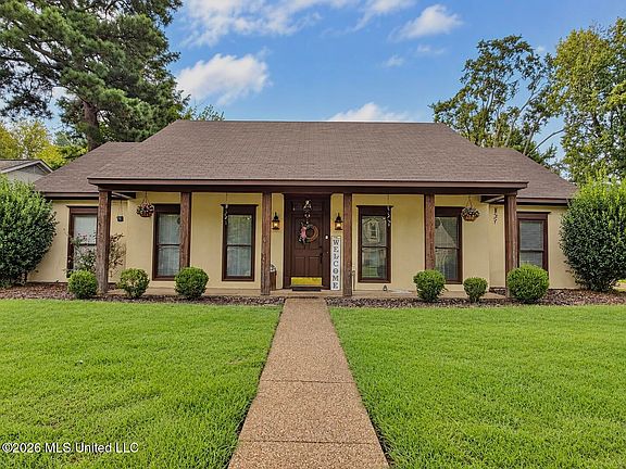 3rd image of 108 Honeysuckle Ln