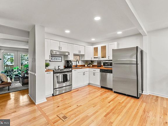 3rd image of 6 Crosswall Ct